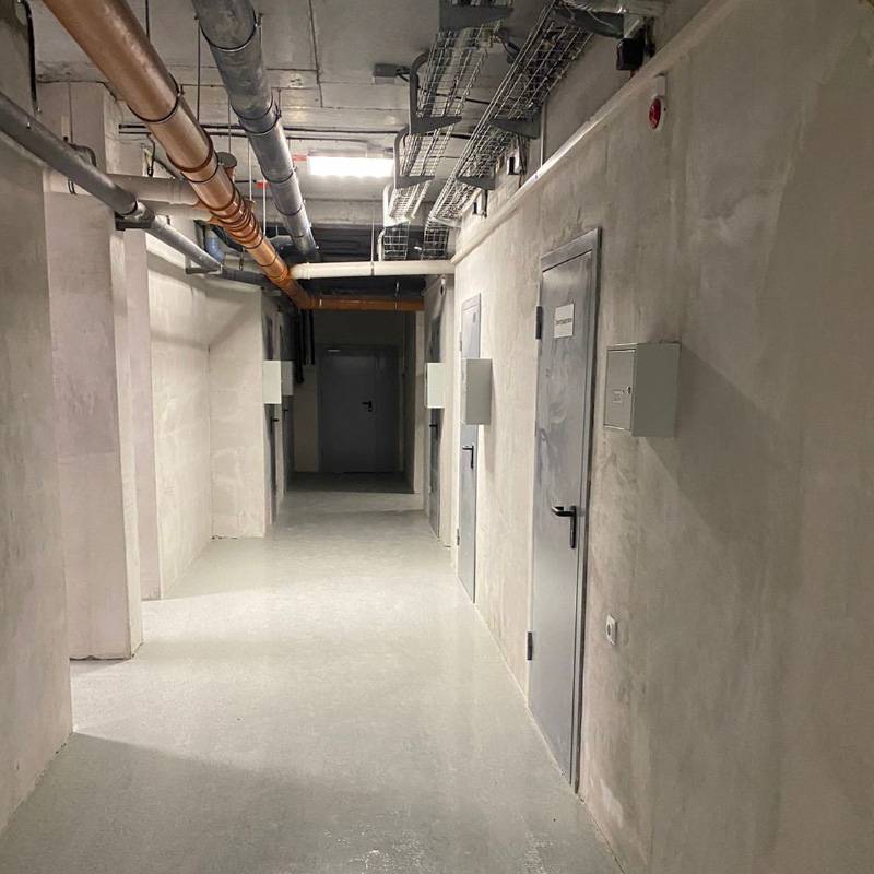 Общий коридор с кладовками на первом этаже