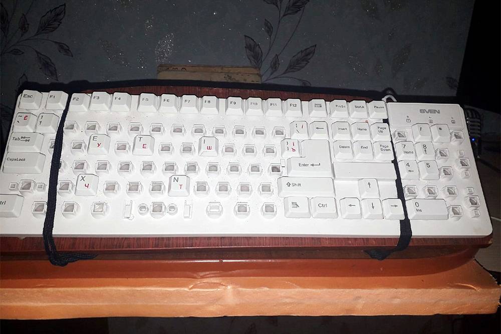 Вот моя подставка и клавиатура с убранными клавишами