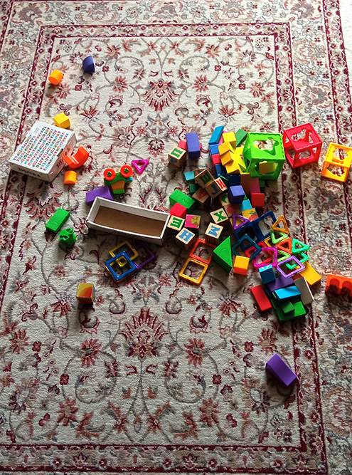 Дети любят играть в кубики и строить что-нибудь из магнитного конструктора