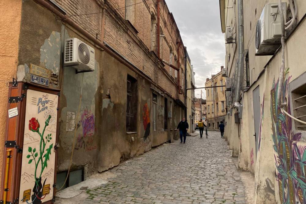 В историческом центре Тбилиси много узких уютных улиц с граффити