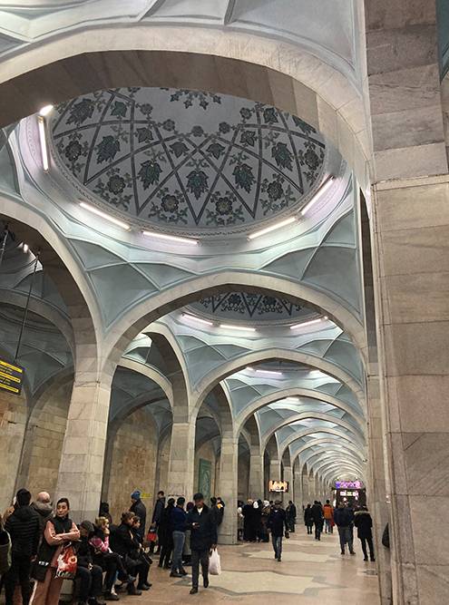 Станция «Алишер Навой». Самый красивый декор — на потолках, под&nbsp;купольными сводами