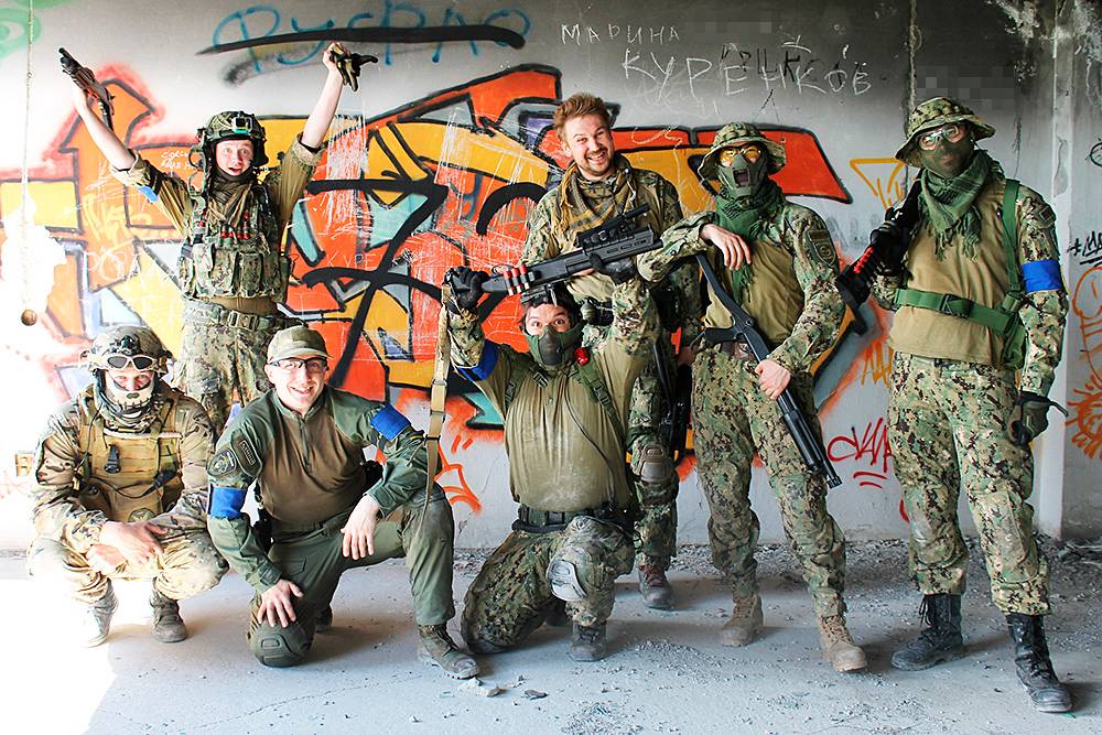 Команда Ивана в полной военной экипировке. Игра на полигоне «Чернобыль» в городе Ирбите проходила в стенах заброшенных зданий