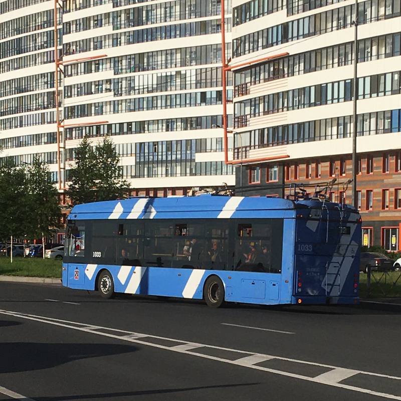Троллейбус не сломан, просто в этой части соседнего Красносельского района нет проводов. В Кировском районе он всегда едет с «рогами»