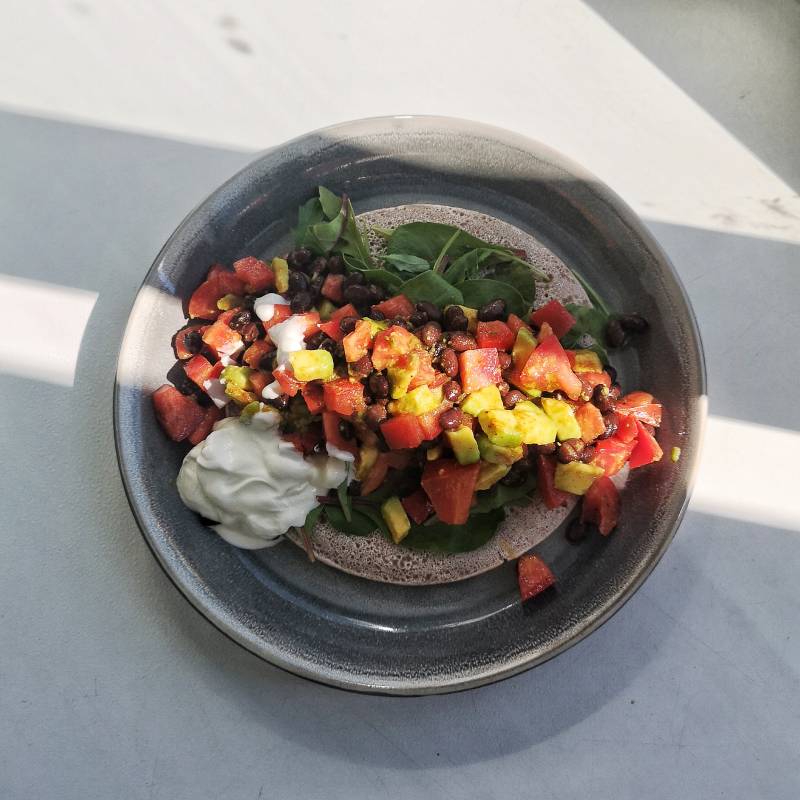 Обед: гречневые блинчики с мексиканским салатом