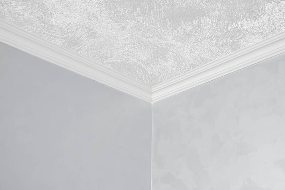 Пример гипсокартонного потолка, который покрыт декоративной штукатуркой. Фото: Volodymyr_Shtun&nbsp;/ Shutterstock