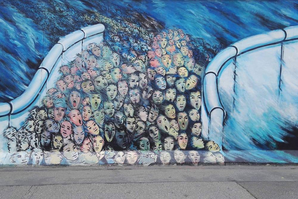 Одно из многочисленных граффити на сохранившемся участке Берлинской стены
