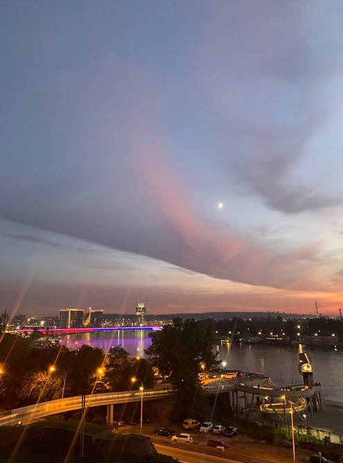 Закат над&nbsp;Дунаем, вдалеке строится новый торговый центр