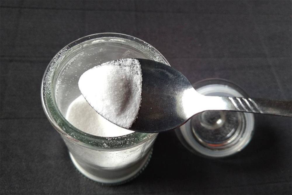 Вот так выглядит глутамат, иногда он продается в виде мелких продолговатых кристалликов, похожих на сахар