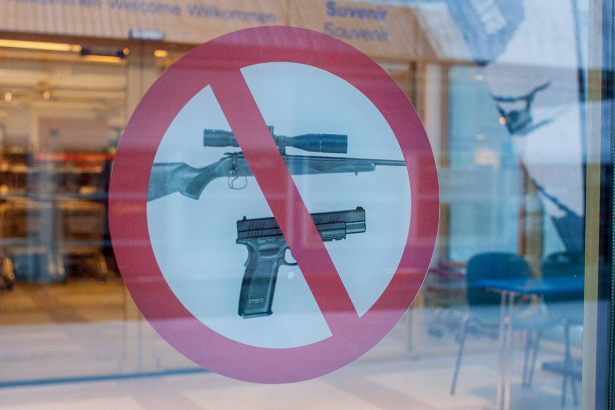 В магазин с оружием нельзя
