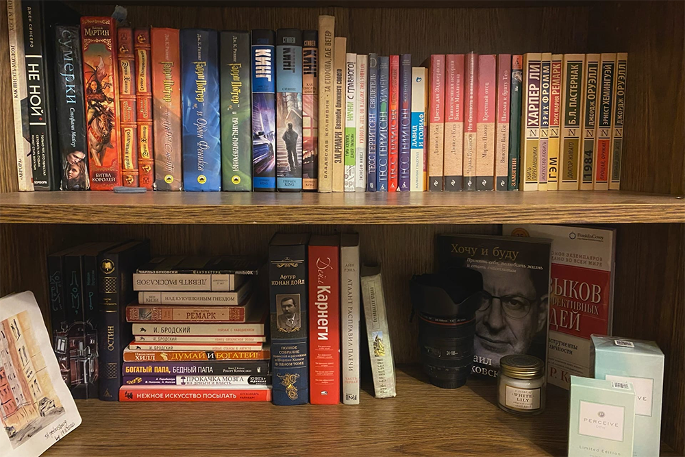 Моя мини-библиотека. Дома у родителей стоит полное собрание «Гарри Поттера», «Сумерек» и «Котов-Воителей». Хоть мне и 23, книги детства навсегда со мной