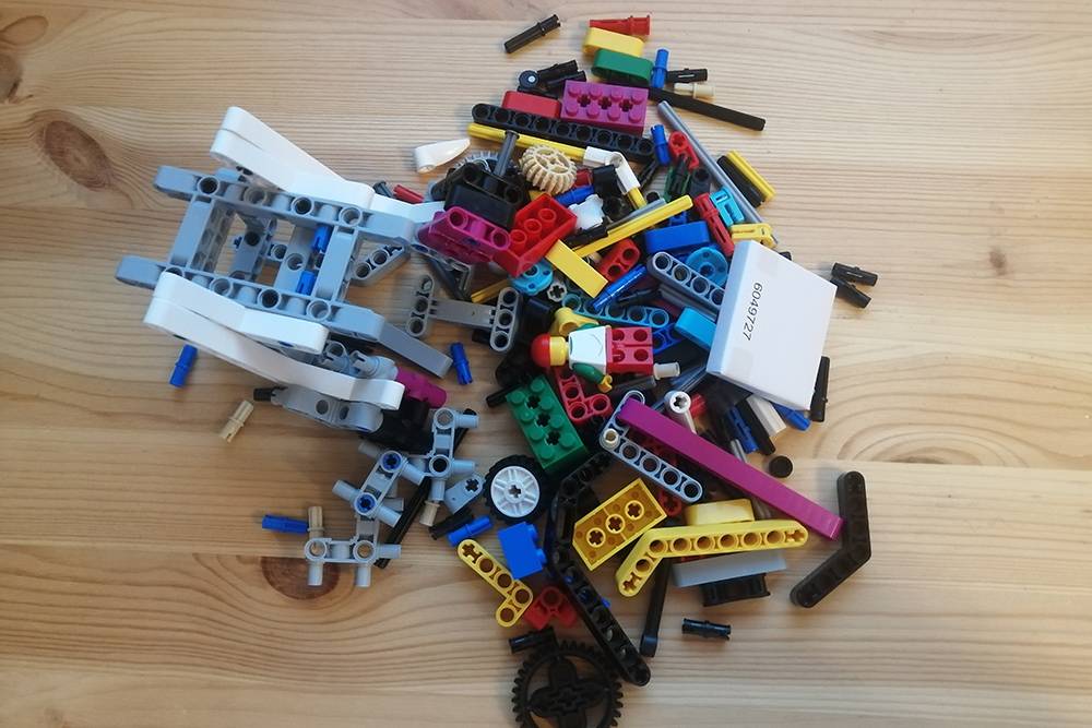 Набор «Лего», который Р.&nbsp;давно хотел. Тут нужные детали, чтобы построить разные механизмы