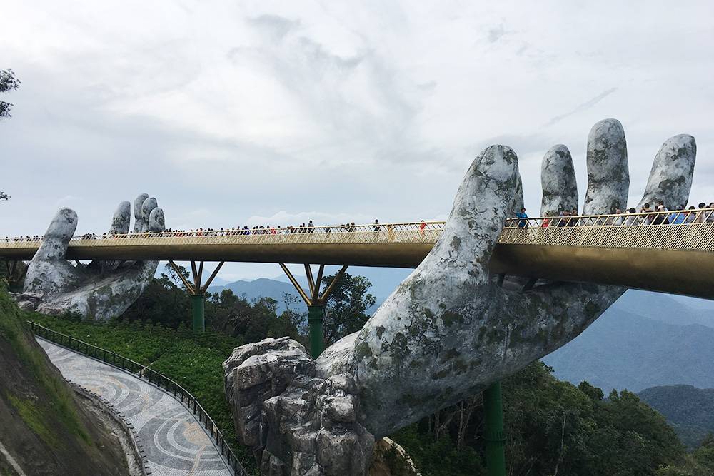 Туристов на мосту «Руки бога» обычно очень много, поэтому сложно сделать фото без людей