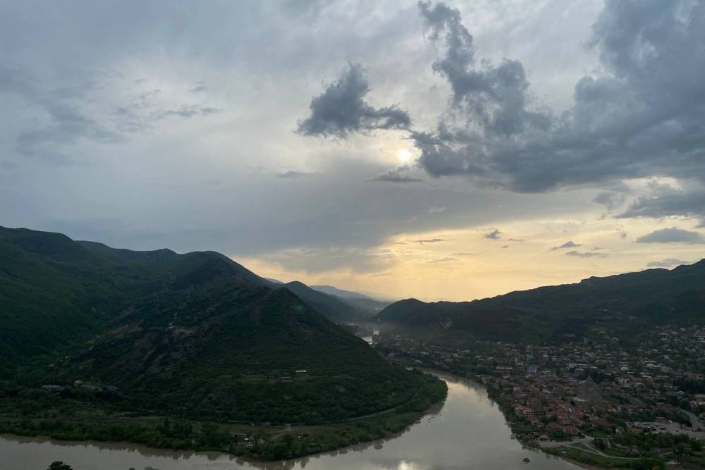 В получасе езды от Тбилиси находится лучшее место для&nbsp;встречи закатов — Мцхета, где в одну сливаются две реки