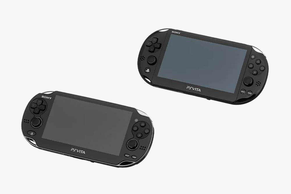 PS Vita 1000&nbsp;практически не отличается от PS Vita 2000 — есть только небольшое дизайнерское углубление между крестовиной и стиком. Источник: retrogamebuyer.com
