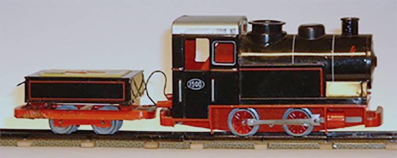 Немецкий локомотив Biller 1956&nbsp;года масштаба HO с питанием от батареек. Три батарейки типа&nbsp;AA располагаются сзади на тележке. Источник: sendel.se