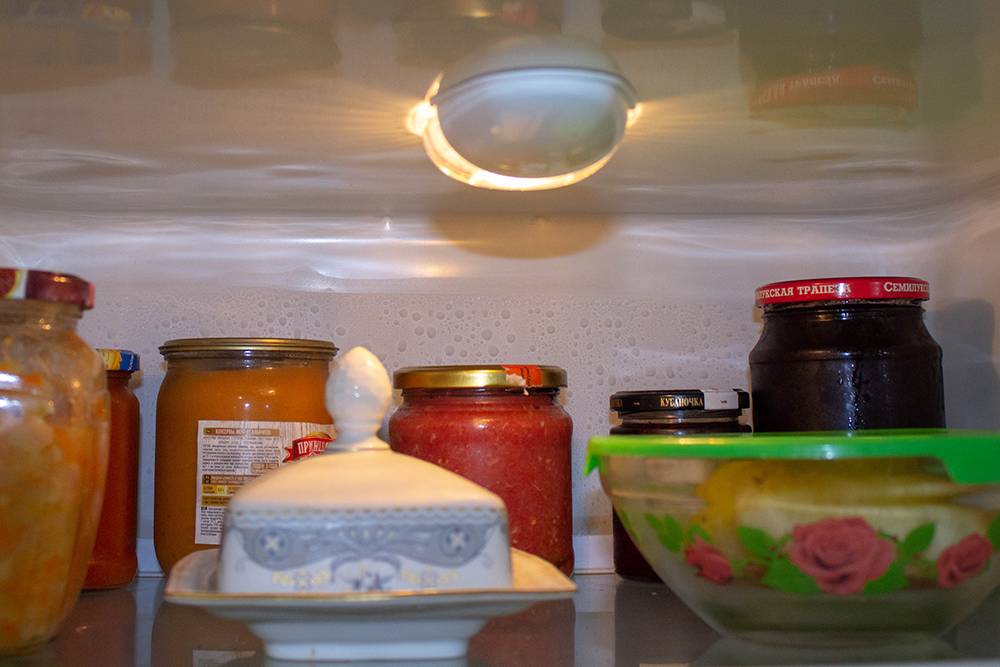 Закрытые маринады хранить в&nbsp;холодильнике не&nbsp;обязательно, но&nbsp;у меня в&nbsp;нем много места, а в&nbsp;кухонных шкафах — мало. Поэтому я поставила их на&nbsp;верхнюю полку холодильника