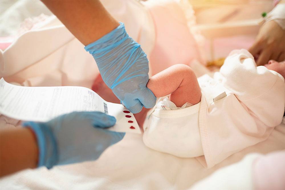 Для&nbsp;неонатального скрининга у новорожденного берут кровь из пятки и наносят ее на тест-бланк. Процесс болезненный, поэтому малыш может рыдать. Источник:&nbsp;isayildiz&nbsp;/ iStock