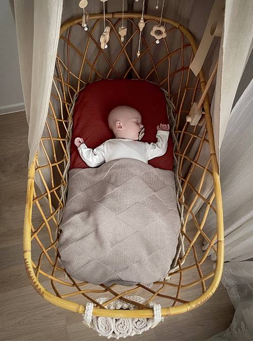 Ребенок спит в одежде, с одеялом, но без&nbsp;пеленки. Фото: инстаграм-аккаунт teona.vit