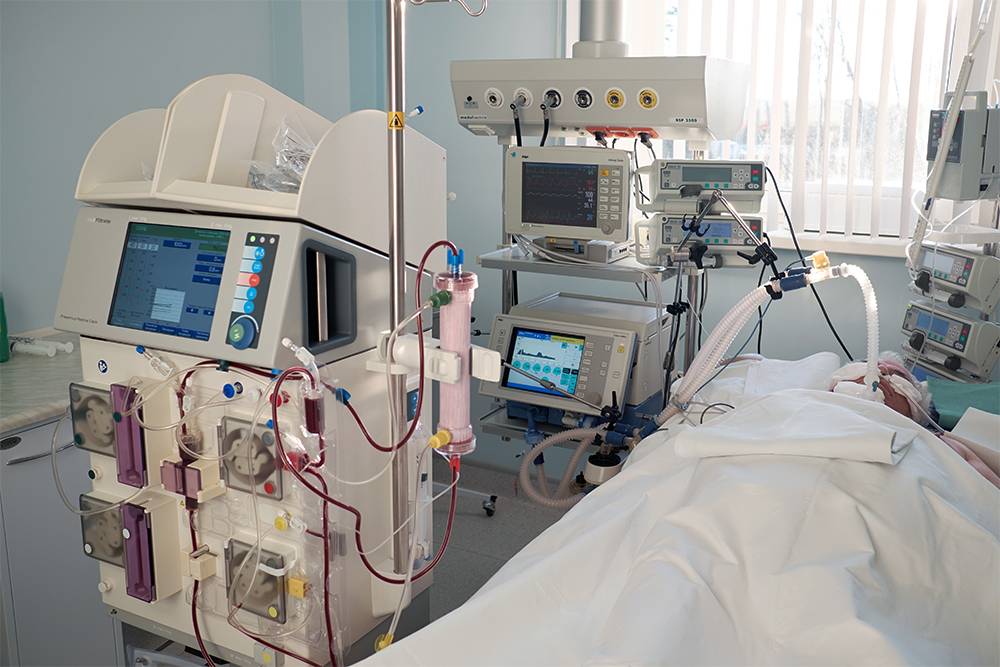 Существует большое количество оборудования, которое используют и в анестезиологии, и в реанимации. И есть специфические аппараты, обычно применяемые только в реанимации, как диализный аппарат на фото, или только для&nbsp;анестезии. Источник: Kiryl Lis / Shutterstock