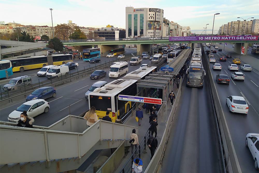 В Стамбуле много надземных переходов. По ним добираются до остановок метробусов
