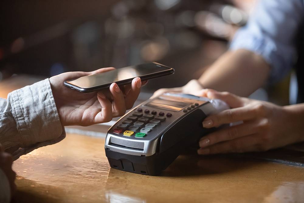 Чип NFC есть в большинстве современных смартфонов, и он может взаимодействовать с метками, встроенными в устройства или предметы. Источник: fizkes / Shutterstock