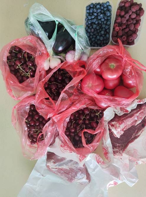 А это продукты с рынка на 4200дин.: малина, голубика, баклажаны, свежий чеснок, вишня, черешня, мясо и помидоры
