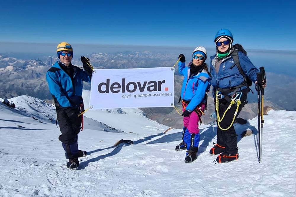 Кроме участия в форумах и мастер-классах резиденты «Деловара» вместе путешествуют и поднимаются в горы. Например, это фотография с вершины Эльбруса