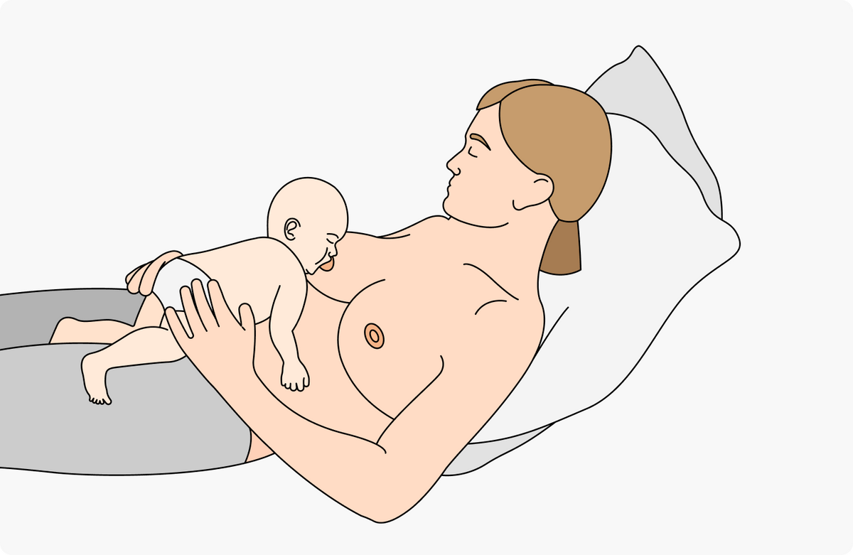 Другая поза для&nbsp;кормления лежа — мама лежит на спине, а младенец на ее животе