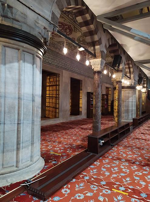 Когда я посещал мечеть, в зале почти никого не было