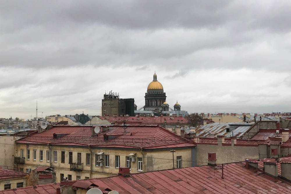 Еще красивые виды на крыши и город открываются в панорамных заведениях, которых много в Петербурге. Это фото из ресторана «Небо и вино». Фото: Мария Рудницкая