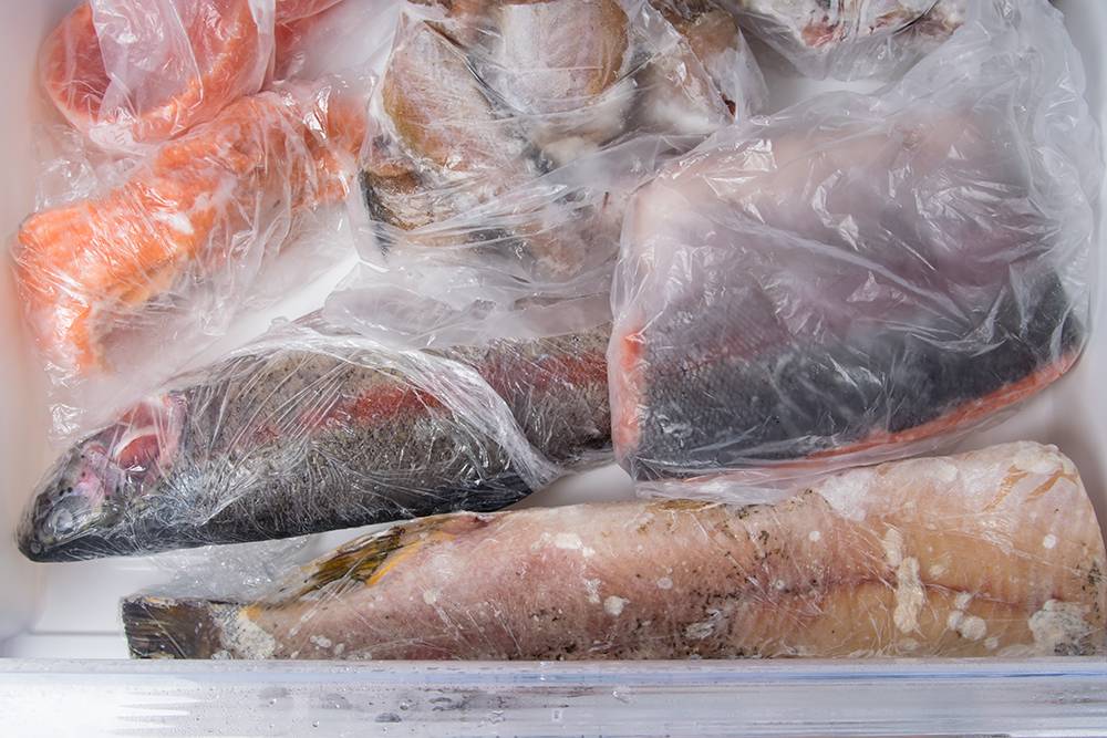 Важно упаковывать рыбу герметично, иначе соседние продукты впитают ее запах