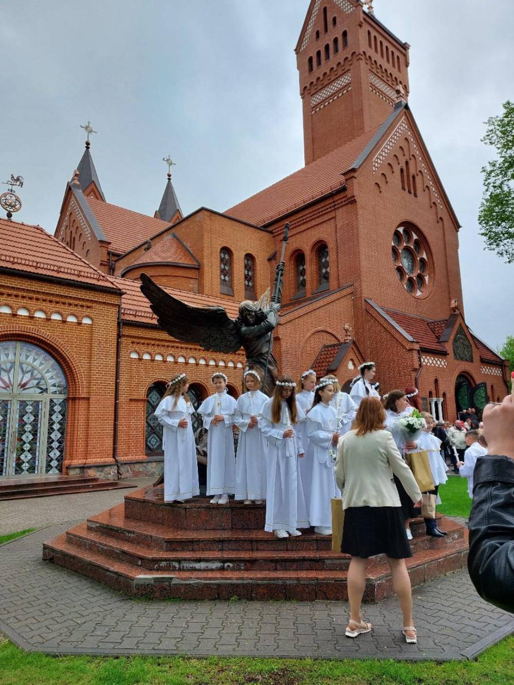 Костел святых Симеона и Елены в центре Минска — он был построен в память о погибших детях