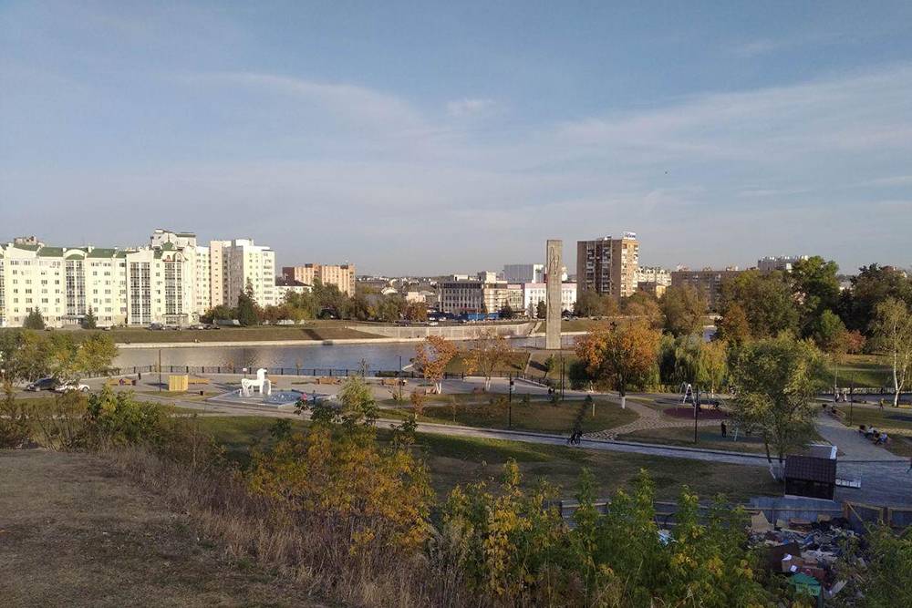 Вид на Детский парк с улицы Пролетарская Гора. Чуть правее — серый столб Стрелки на фоне многоэтажек и универмага