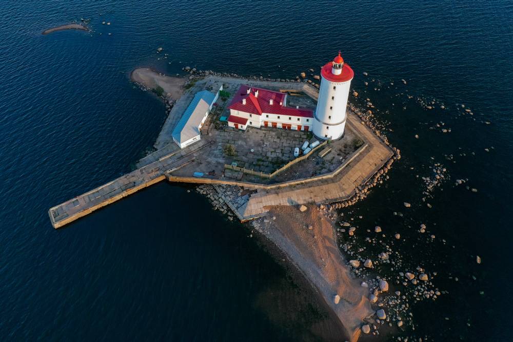 Толбухин маяк возвели на рукотворном острове в пяти километрах от Кронштадта в 1719 году. Источник:&nbsp;zayatsphoto / Shutterstock