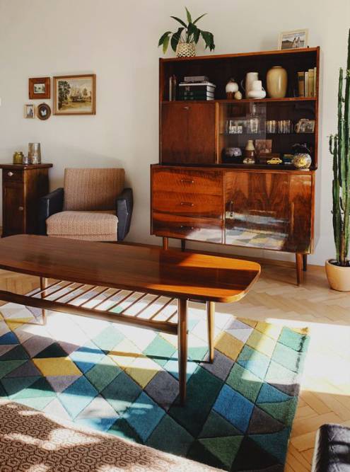 Сочетание советской мебели и таких&nbsp;же элементов декора сделает квартиру не старомодной, а уютной. Источник: pinterest.ru