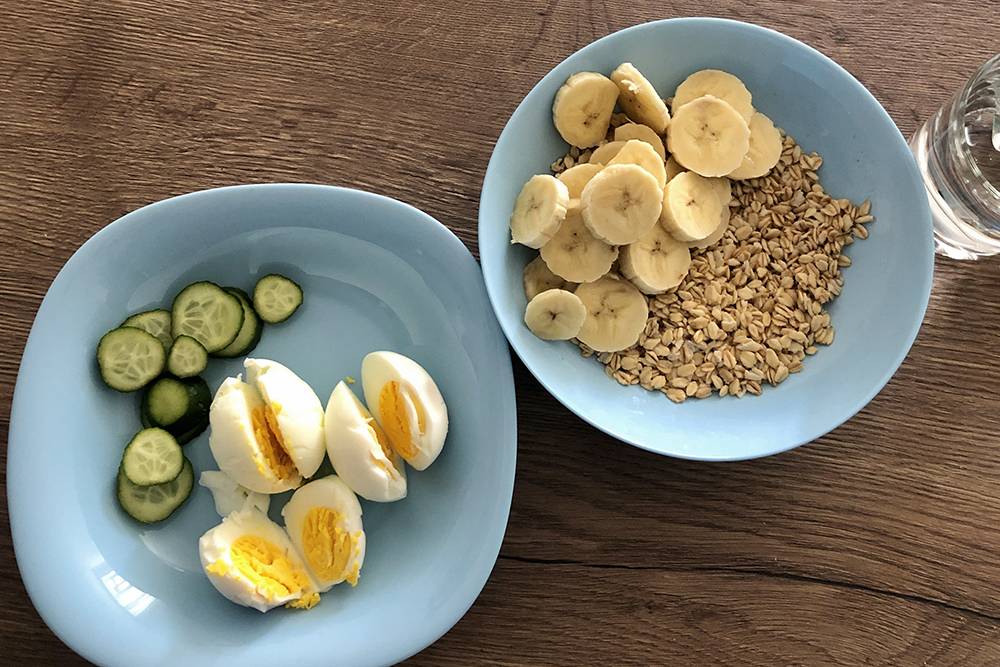 Завтрак: овсянка с бананом, яйца, огурец