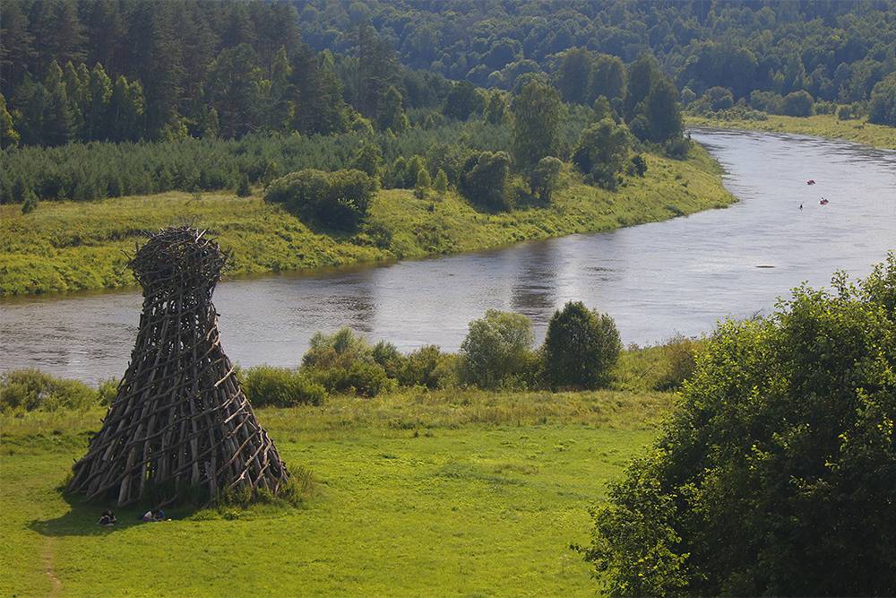 В 2004&nbsp;году на месте снеговиков Полисский создал 18-метровый маяк из ветвей, который собрали без&nbsp;гвоздей. Это один из самых популярных объектов парка. Источник: Fedor Sidorov / Shutterstock