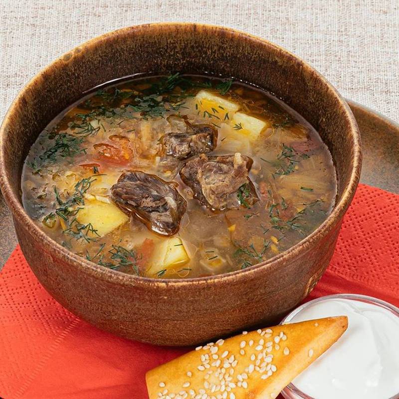 Суп из лосятины густой и наваристый. Помимо мяса, в состав входят грибы и овощи. Порция стоит 430 <span class=ruble>Р</span>. Источник:&nbsp;instagram.com
