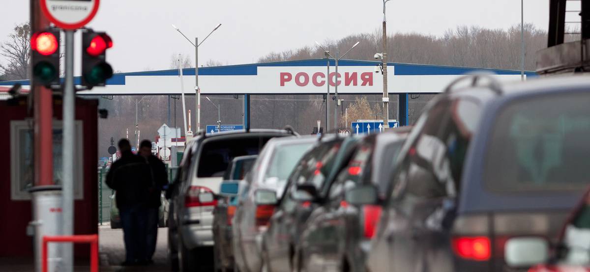 Роспотребнадзор отменил требование сдавать ПЦР-тесты при въезде в Россию по суше