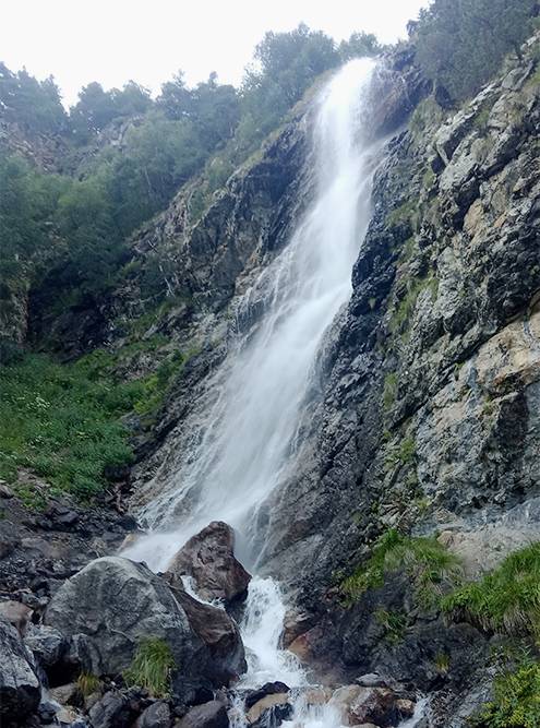 Водопад Байради в национальном парке «Алания» еще называют Шумным из-за мощных звуков, которые издают падающие струи