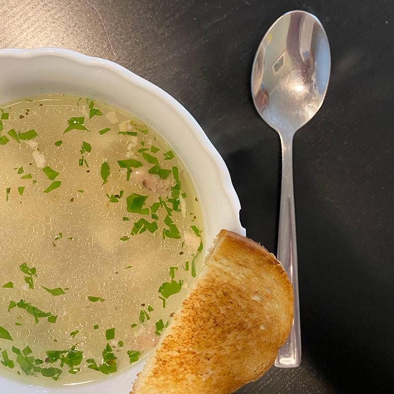 Очень люблю куриную лапшу, особенно когда есть зеленый лук. Мы называем ее «Суп добра» или «Добросуп». Не знаю почему — наверное, ассоциации из детства: мамы готовили такой суп, когда мы болели