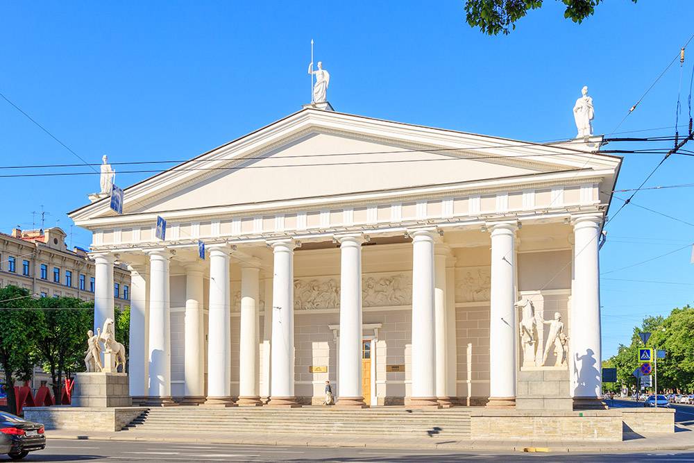 Найти «Манеж» легко: это здание с колоннами рядом с Исаакиевским собором и Александровским садом. Источник: Maykova Galina / Shutterstock