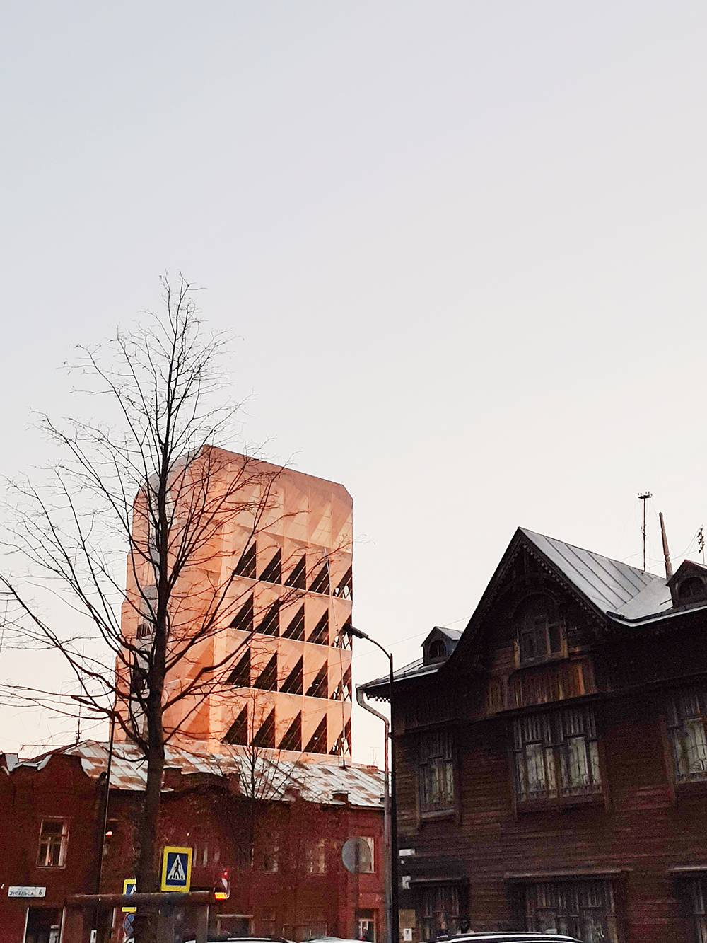 Типичные для Екатеринбурга контрасты: современная многоэтажка и деревянный дом прошлого века