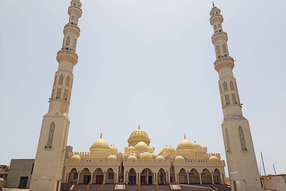 Турагенты рассказывают, что высота минаретов мечети Эль-Мина — около 40 метров