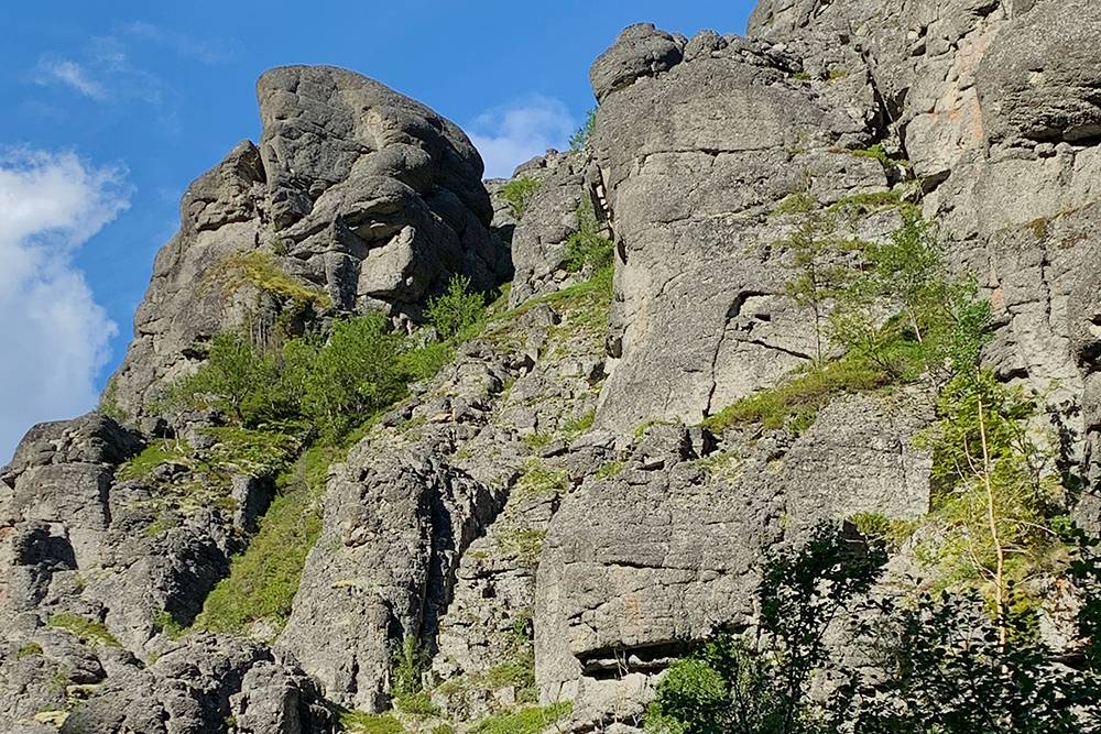 Ущелье Аку-Аку назвали в честь каменных идолов острова Пасхи. Камни образуют похожий рельеф
