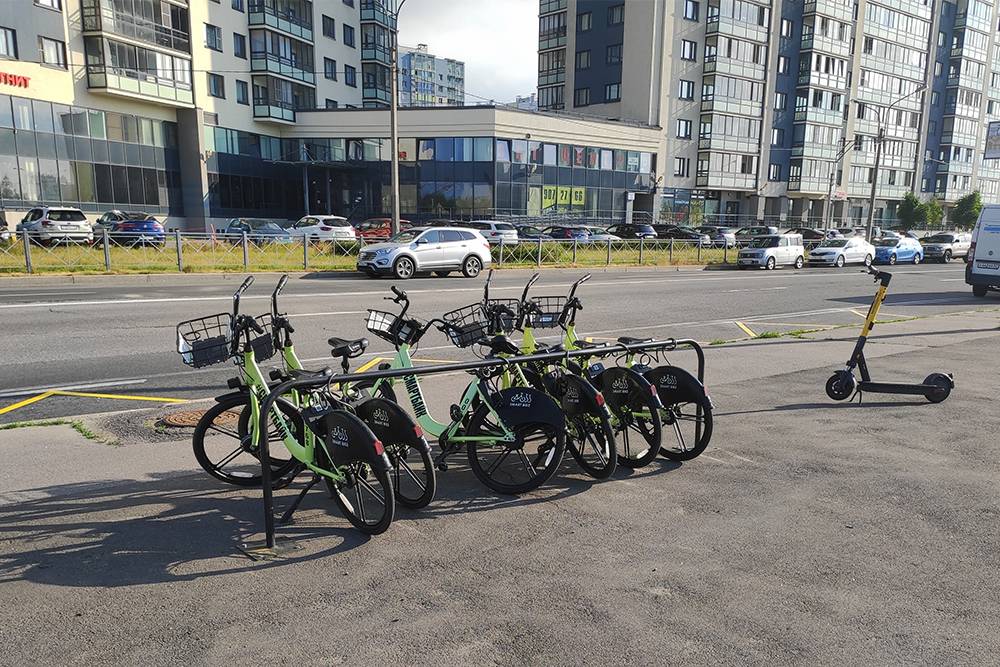 Припаркованные велосипеды и самокаты стоят на остановках общественного транспорта и на пересечениях крупных улиц. У меня свой велосипед, поэтому прокатом я не пользуюсь
