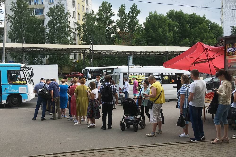 Половина очереди на маршрутку у метро «Проспект Ветеранов» в 18:00. Вторая половина за углом