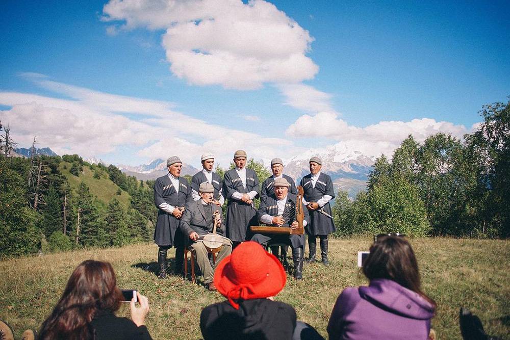 Местные певцы дают концерт на горе Цурульди в Сванетии. Мы случайно стали свидетелями