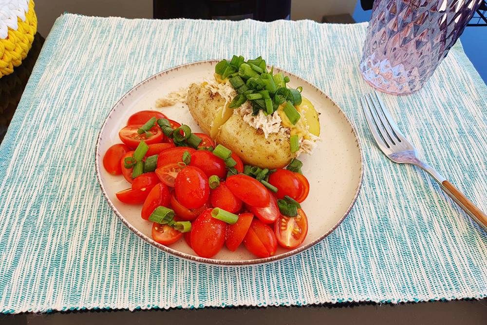 Обед: запеченный картофель с помидорами, куриной грудкой и зеленью