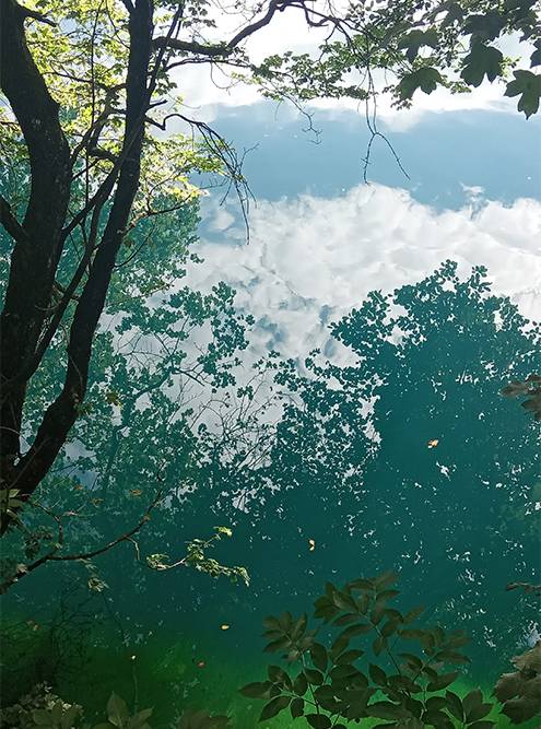 На третьей дороге находятся Голубые озера. У одного из водоемов необычный, глубокий оттенок. Его глубина — 279 метров, поэтому в него часто погружаются дайверы